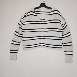 Society 212 Women's Size Large Gray White Striped Cropped Sweater Acrylic